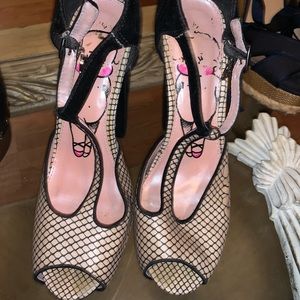 Women’s heel w dangling skull